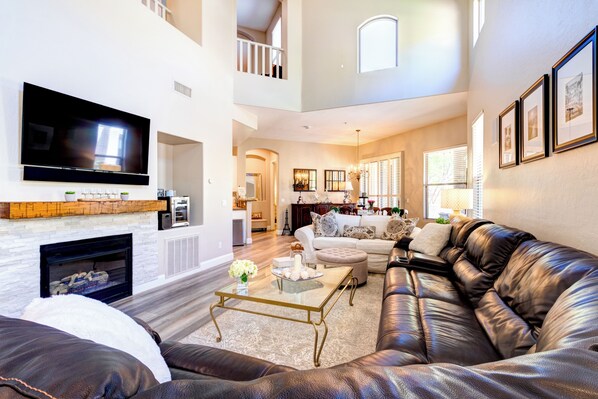 Smart TV, chimenea, reproductor de DVD y libros 