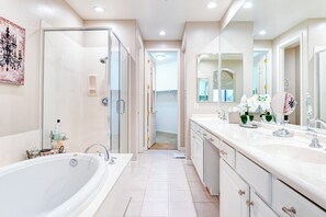 Hair dryer, towels, soap, shampoo - Beautiful Guard Gated Grayhawk Townhome - Available Dates> March 30-April 19! (Scottsdale)