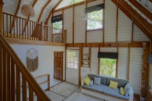 Una televisión, una oficina