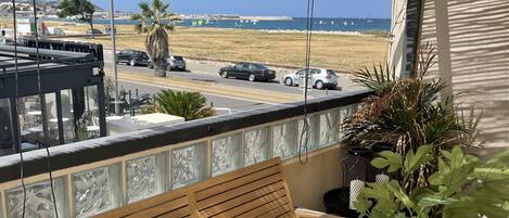 تناول الطعام بالخارج