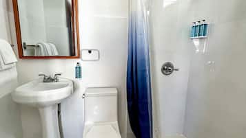 Ducha, secador de pelo, toallas y jabón