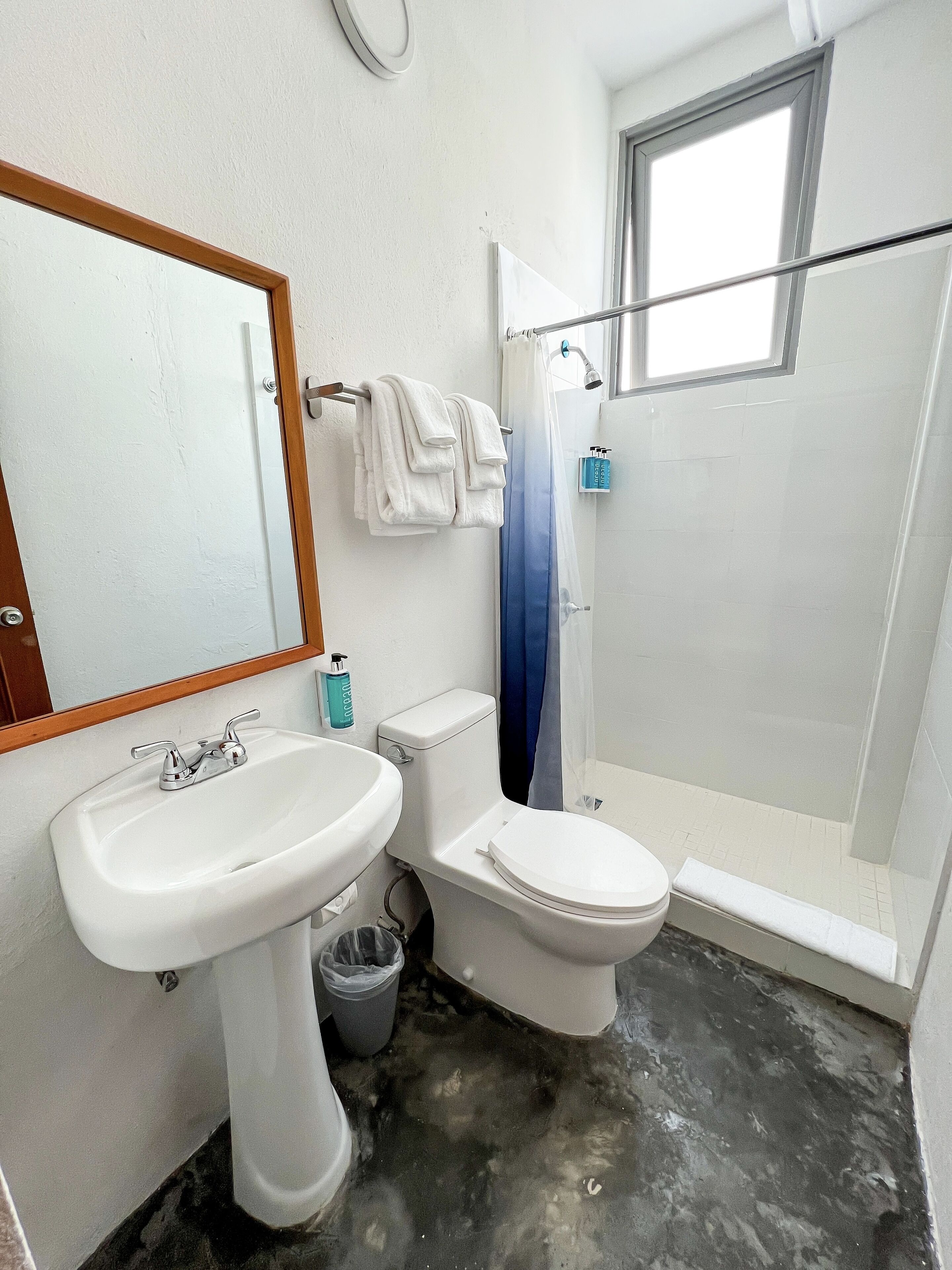 淋浴设施、吹风机、毛巾、肥皂