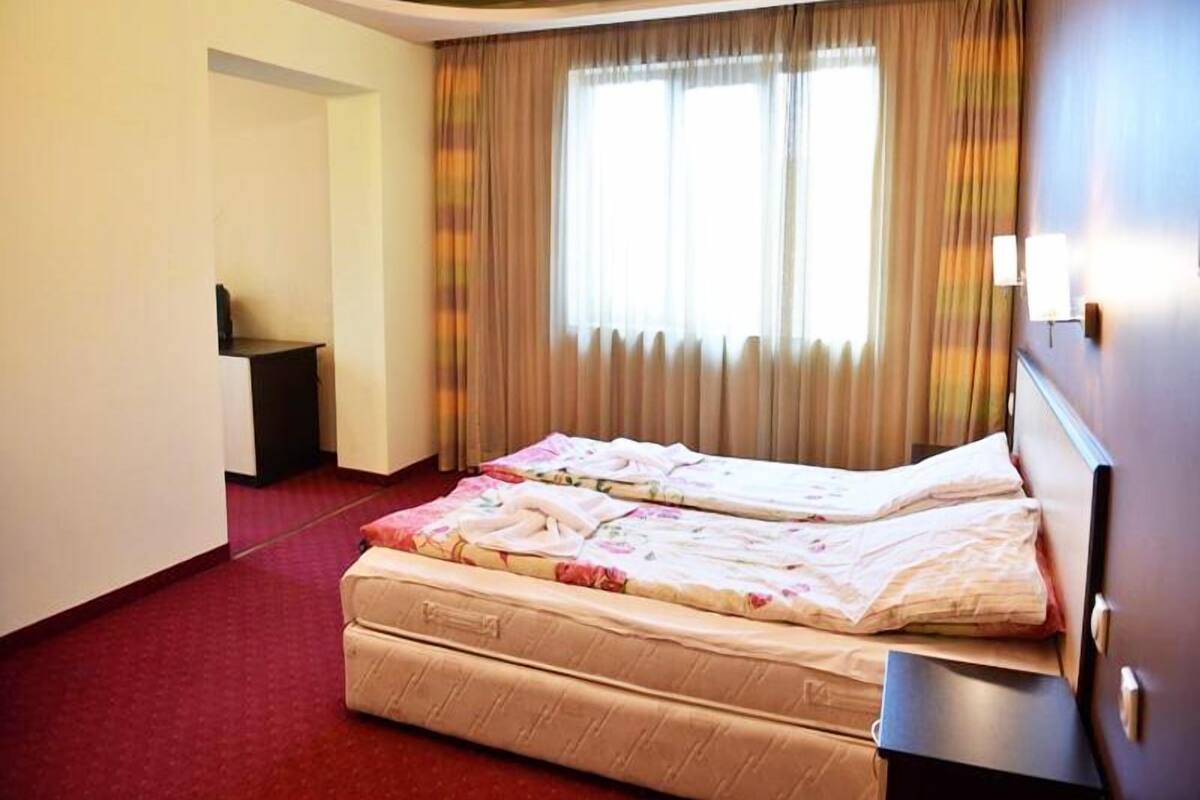 WiFi (free), bed sheets