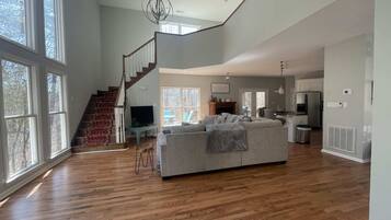 Una televisión, una chimenea