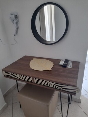 Design Double or Twin Room | Peti besi dalam bilik, Wi-fi percuma 