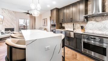Geladeira, micro-ondas, fogão, cooktop