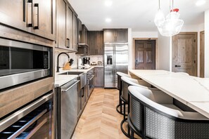 冷蔵庫、電子レンジ、オーブン、コンロ