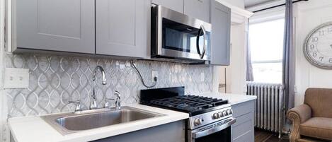 Kühlschrank, Mikrowelle, Ofen, Herdplatte