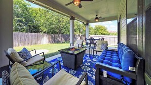 A covered patio with outdoor furniture, a fire pit, and a ceiling fan. - 🔆 Sunny Delight of Pville 🔆 (Pflugerville)