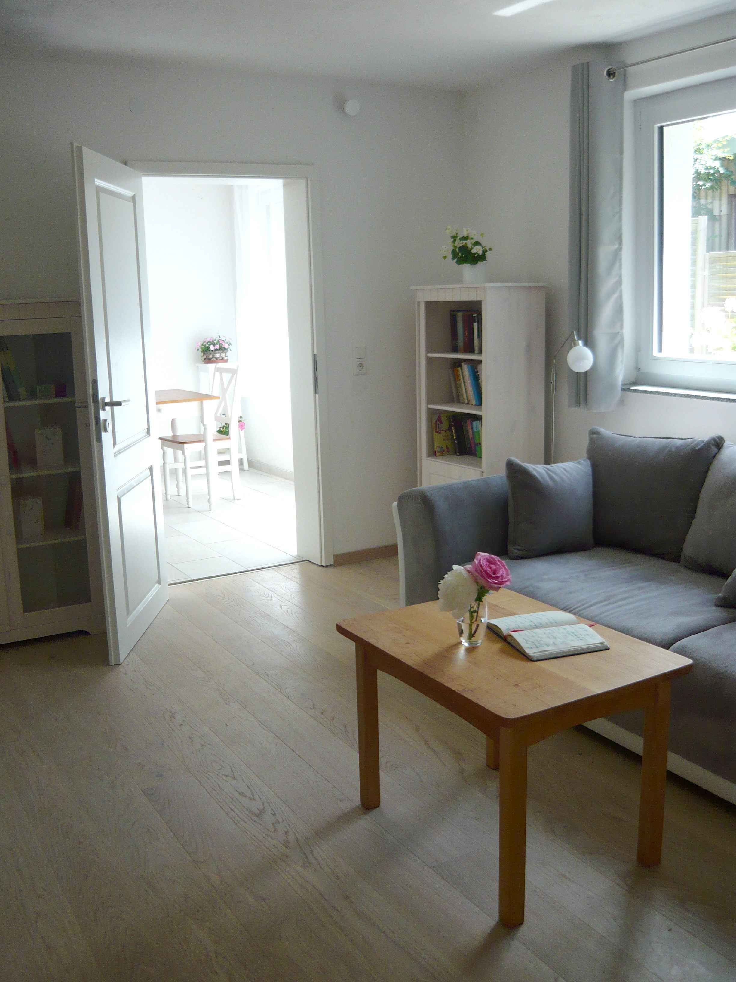 Smart-TV, DVD-Player, Bücher, Stereoanlage