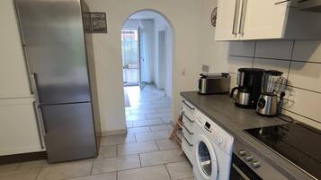 KĂŒhlschrank, Mikrowelle, Ofen, Herdplatte