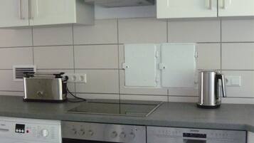 KĂŒhlschrank, Mikrowelle, Ofen, Herdplatte