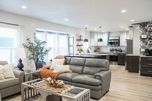 TV connectée, cheminée, livres