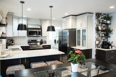 Skiing 14 mi! Entire Home, Designed Comfort, Restaurant Row 2 miles, by canyon. 
