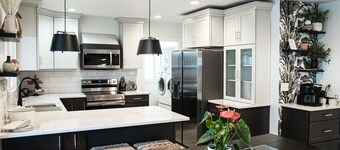 Entire Home, Designer Comfort, Restaurant Row 2 miles, Private yard, Near Canyon