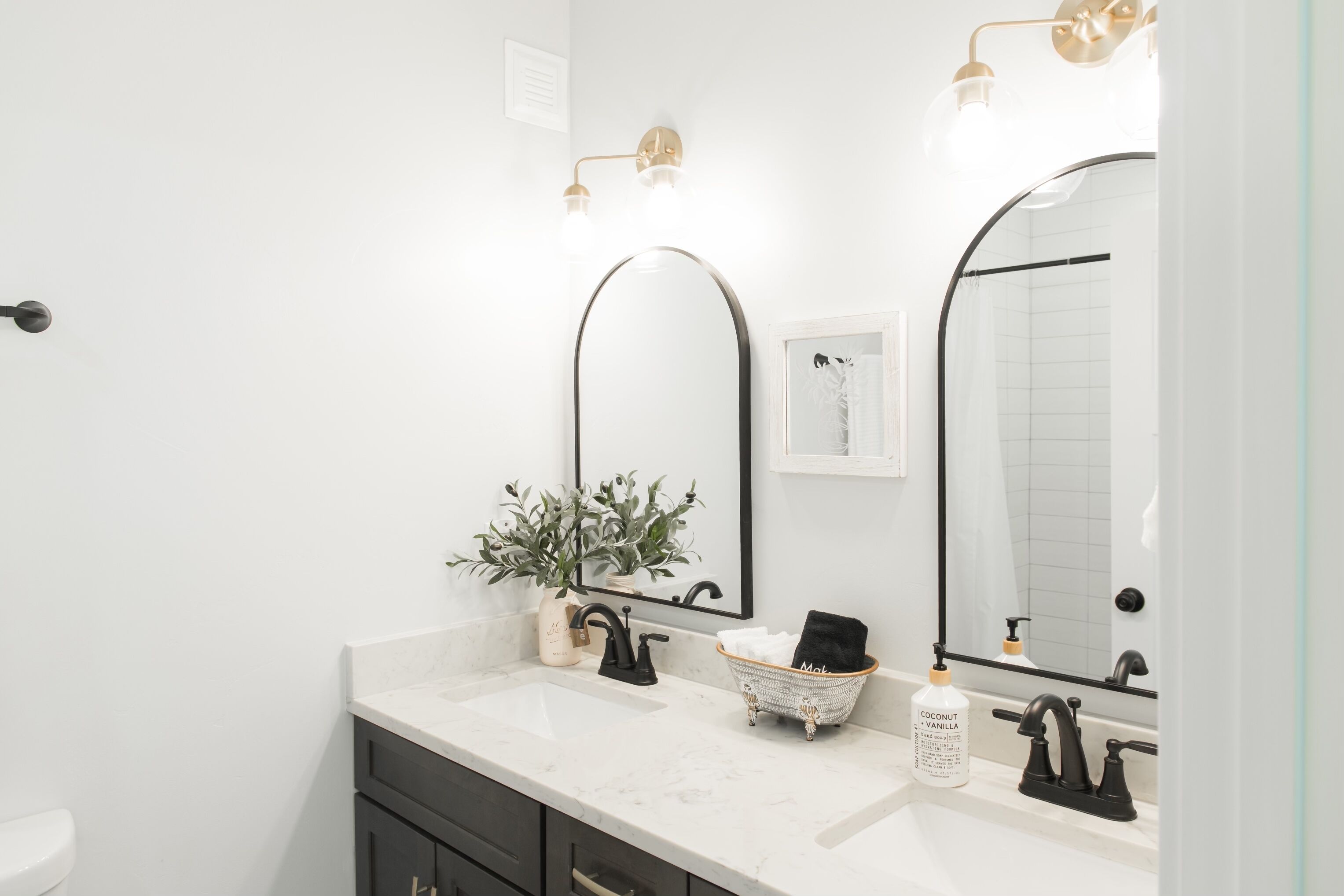 Combined shower/tub, jetted tub, hair dryer, towels