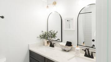 Combined shower/tub, jetted tub, hair dryer, towels