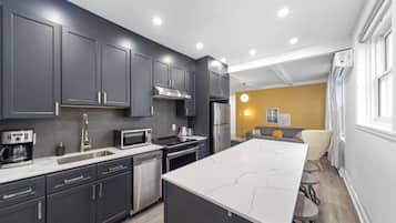 Apartemen Comfort | Dapur pribadi | Lemari es besar, microwave, oven, dan kompor
