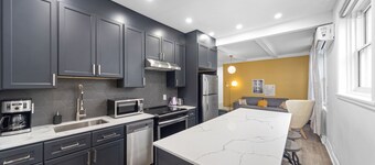 SPACIOUS RENOVATED APARTMENT SLEEPS 12