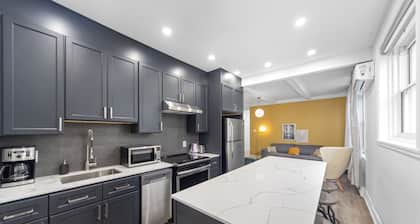SPACIOUS RENOVATED APARTMENT SLEEPS 12