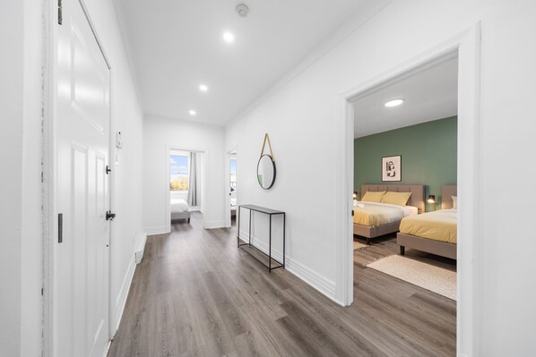 Hallway - SPACIOUS RENOVATED APARTMENT SLEEPS 12 (Montreal)