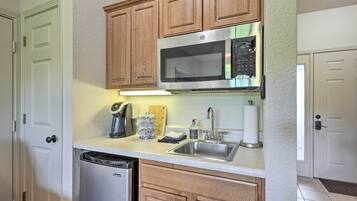 Een mini-koelkast, een magnetron, een koffiezetapparaat/waterkoker