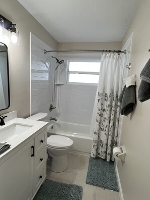 Shower, hair dryer, towels, toilet paper - WINTER 24-25 NOW AVAILABLE ! Amazing Views, Great Fishing Lake and Pet Friendly! (Frostproof)