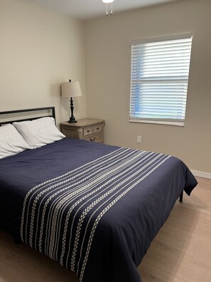 3 bedrooms, iron/ironing board, WiFi, bed sheets - WINTER 24-25 NOW AVAILABLE ! Amazing Views, Great Fishing Lake and Pet Friendly! (Frostproof)