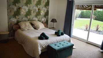 3 chambres, bureau, fer et planche Ă repasser, lit parapluie