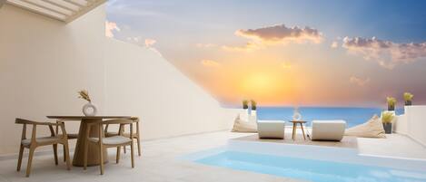 Suíte, piscina particular, vista para o mar | Camas com colchões pillow-top, espaço de trabalho para notebook