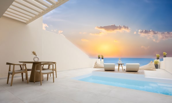 Suite, alberca privada, vista al mar | Camas con pillow-top y espacio para trabajar con laptop 