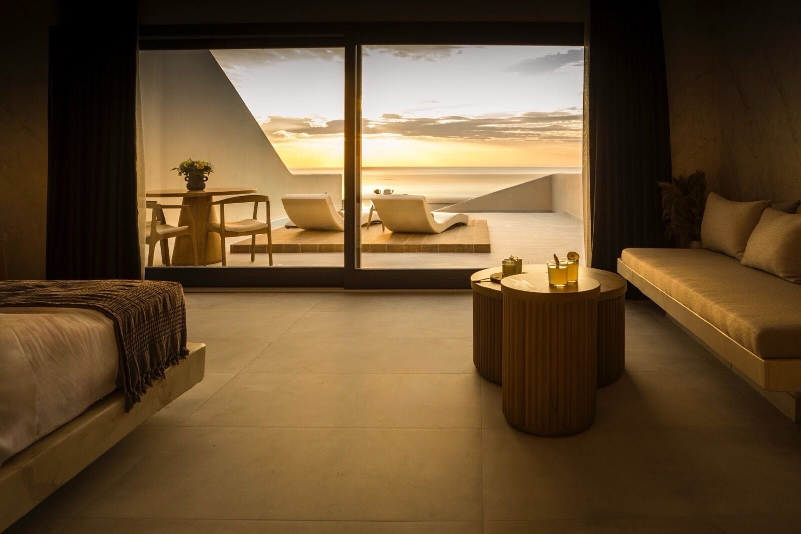 Phòng Suite Junior, hồ bơi riêng, quang cảnh biển | Nệm có lớp đệm bông, khu vực làm việc phù hợp cho laptop 