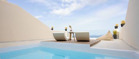 Phòng Suite, hồ bơi riêng, quang cảnh biển | Nệm có lớp đệm bông, khu vực làm việc phù hợp cho laptop