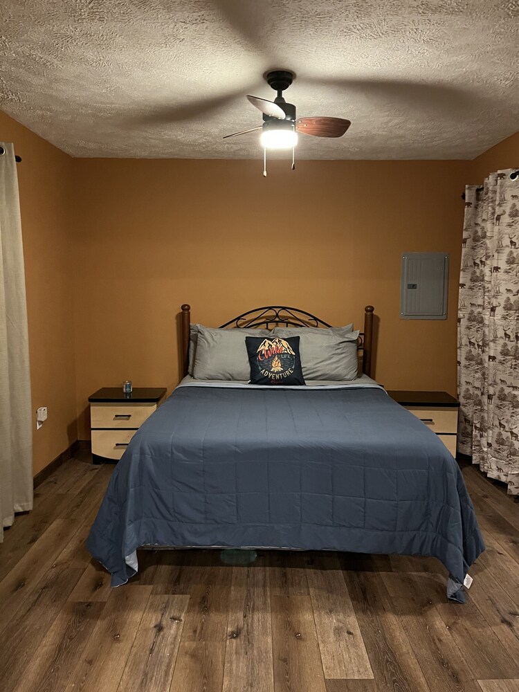 Cozy Cabin in the Woods ,PetFriendly! Treehouse feel on the large deck