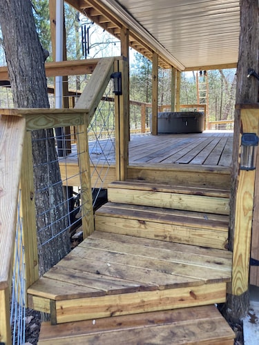 Cozy Cabin in the Woods ,Pet-Friendly! Treehouse feel on the large deck! Pool!