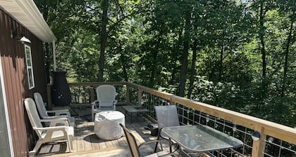 Cozy Cabin in the Woods ,Pet-Friendly! Treehouse feel on the large deck! Pool!