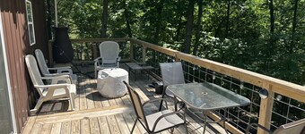 Cozy Cabin in the Woods ,Pet-Friendly! Treehouse feel on the large deck! Pool!