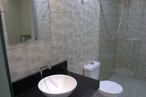 Douche, serviettes fournies, savon