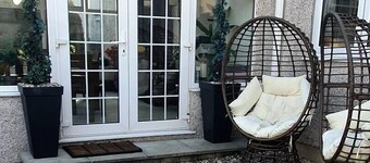 Elegant and Spacious Four Bedroomed Residential House, Great place to anchor to visit Snowdonia and