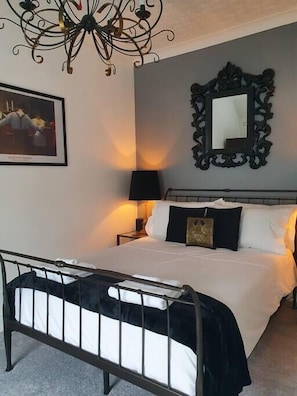 4 bedrooms, iron/ironing board, WiFi, bed sheets