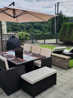 Outdoor dining - Elegant and Spacious Four Bedroomed Residential House, Great place to anchor to visit Snowdonia and (Caernarfon)