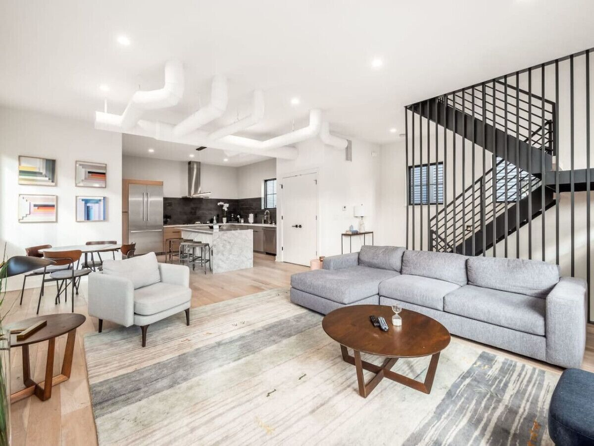 TV connectée, cheminée, livres