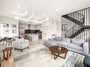 Smart TV, chimenea y libros 