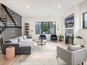 Smart TV, fireplace, books - Historic German Village Industrial Masterpiece. (Columbus)