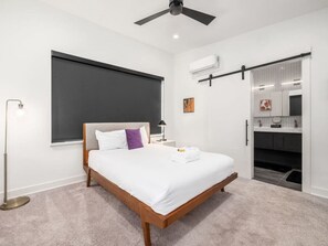 3 habitaciones, escritorio y tabla de planchar con plancha