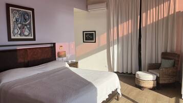 3 bedrooms, travel crib, WiFi, bed sheets