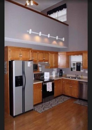 Lave-vaisselle, tables à manger