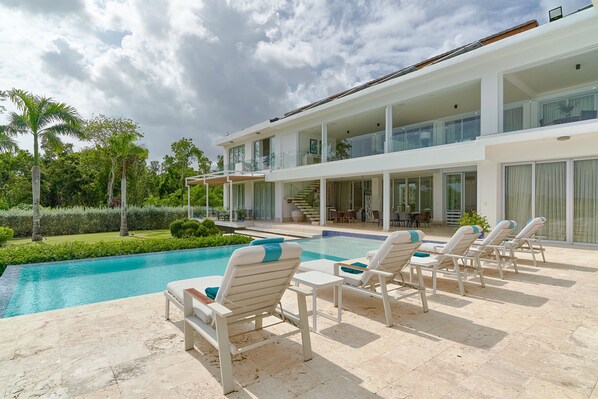 Outdoor pool - Family Friendly Villa inside Punta Cana Resort&Club with maid included! (Punta Cana)