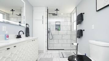 Dusche, Haartrockner, Handtücher, Seife