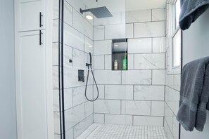 Suihku, hiustenkuivaaja, pyyhkeet, saippua